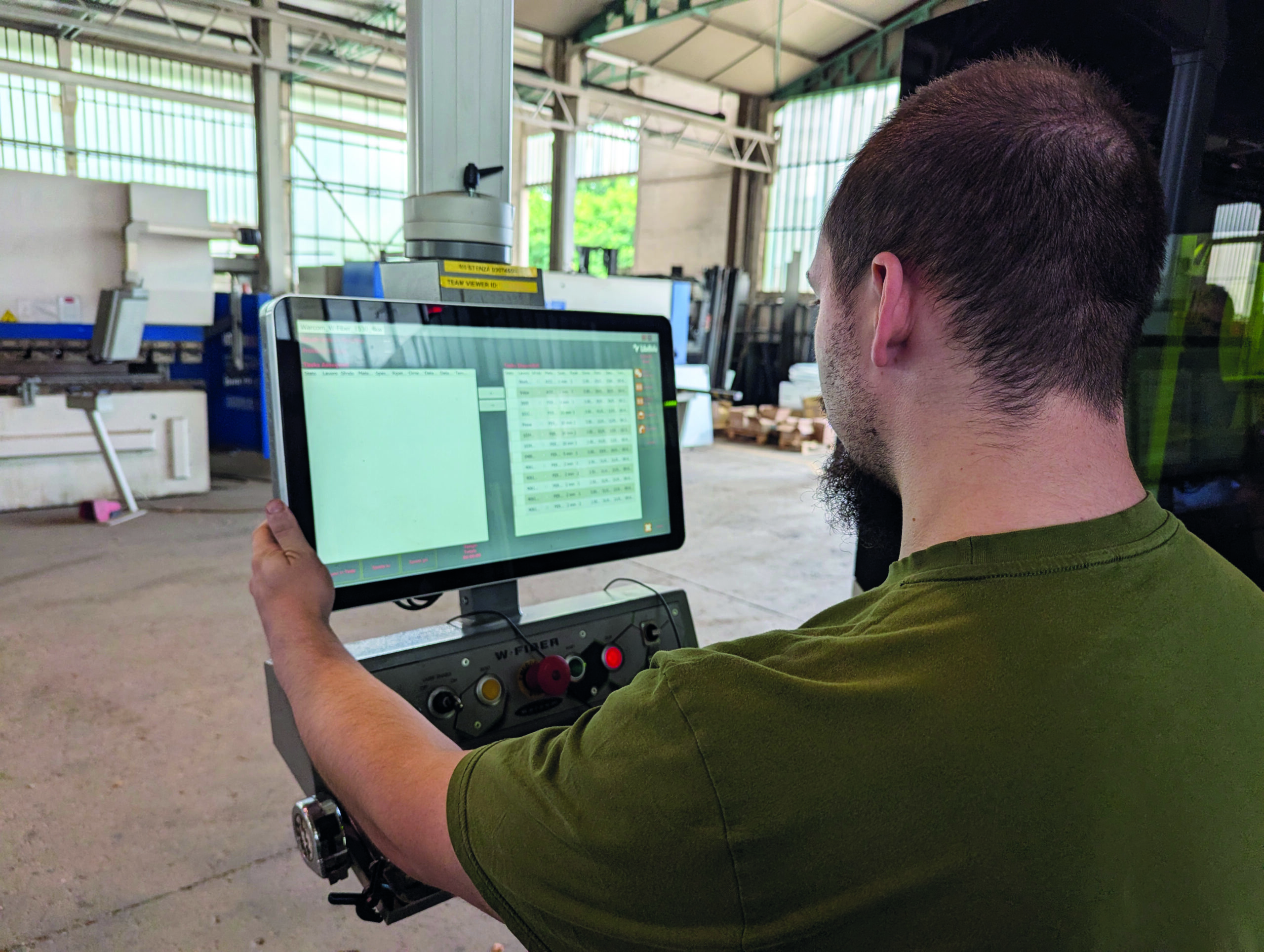 Operatore di Zini all'opera con il software Libellula